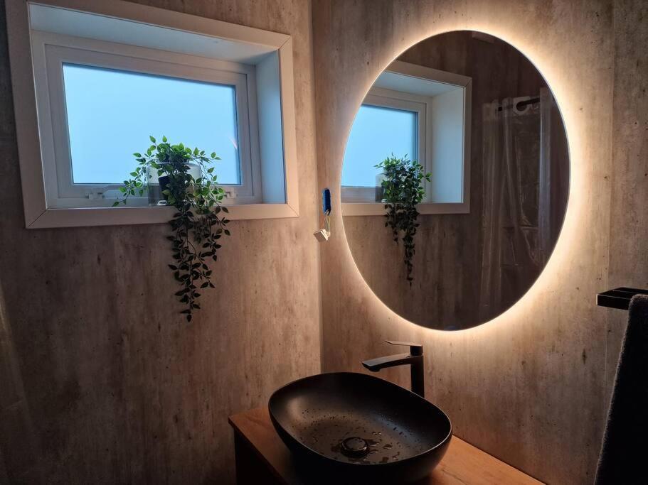 OyndarfjordurNew Flat With Hot Tub - No3公寓 外观 照片